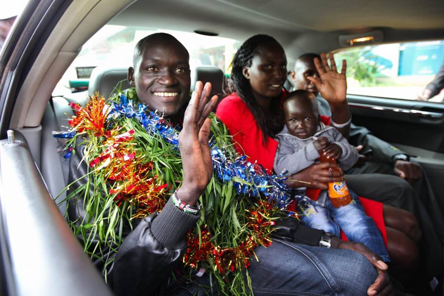 Dennis Kimetto, con la moglie Caroline e il figlio, torna a Nairobi dopo aver stabilito il record mondiale nella maratona di Berlino (Epa)